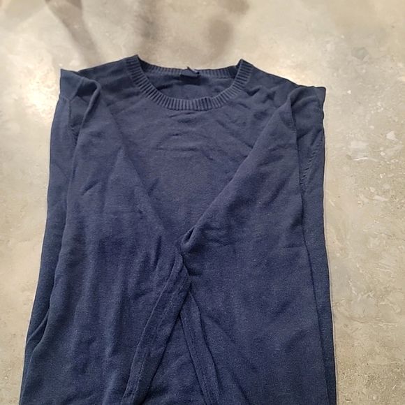 Mens gap navy sweater.  Great condition. bundle and save - Picture 2 of 3